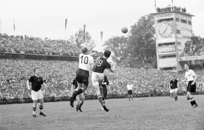 WM Finale 1954 in Bern - BR Deutschland - Ungarn 3:2 - Werner Liebrich (BRD, Mitte) gegen Sandor Kocsis (Ungarn)