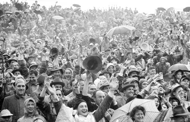 WM Finale 1954 in Bern - Fans der BR Deutschland feiern das entscheidende Tor