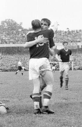 WM Finale 1954 in Bern - BR Deutschland - Ungarn 3:2 - Torjubel Ungarn mit Sandor Kocsis (Mitte), Ferenc Puskas (li.) und Zoltan Czibor