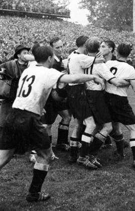 WM Finale 1954 in Bern - BR Deutschland ist Weltmeister, dazwischen Schiedsrichter William Ling (England)