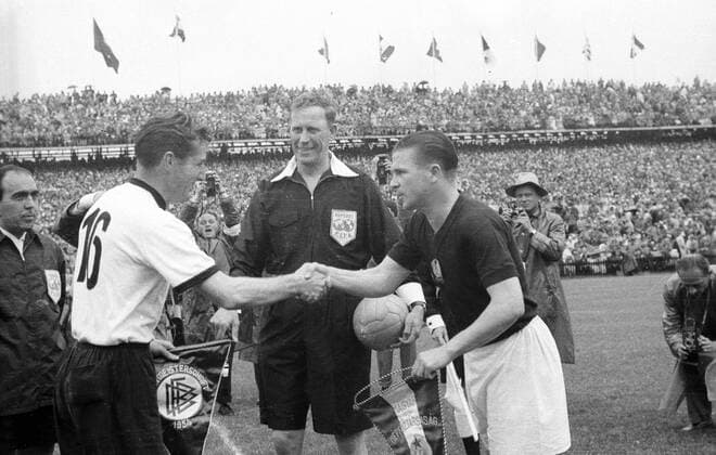 WM Finale 1954 in Bern - BR Deutschland - Ungarn 3:2 - Die Spielführer Fritz Walter (BRD, li.) und Ferenc Puskas (Ungarn) begrüssen einander vor Schiedsrichter William Ling (England)