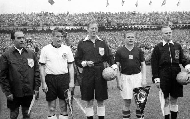 WM Finale 1954 in Bern - BR Deutschland - Ungarn 3:2 - Die Spielführer Fritz Walter (BRD, 2.v.li.) und Ferenc Puskas (Ungarn, 2.v.re.), Schiedsrichter William Ling (England, Mitte) sowie die Linienrichter Benjamin Griffith (Wales, re.) und Linienrichter Vincenzo Orlandini (Italien)