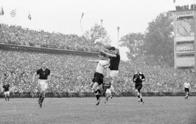WM Finale 1954 in Bern - BR Deutschland - Ungarn 3:2 - Jozsef Bozsik (Ungarn, re.) im Duell, dahinter Schiedsrichter William Ling (England)