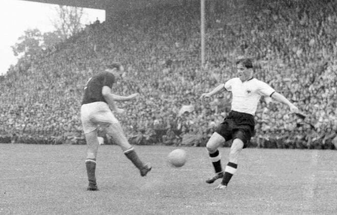 WM Finale 1954 in Bern - BR Deutschland - Ungarn 3:2 - Ottmar Walter (BRD, re.) gegen Jeno Buzanszki (Ungarn)