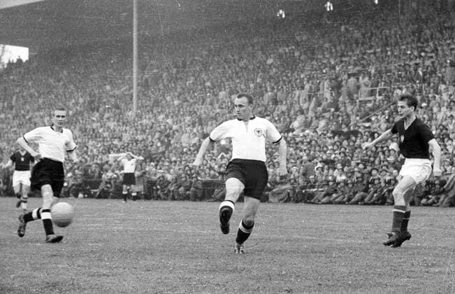 WM Finale 1954 in Bern - BR Deutschland - Ungarn 3:2 - Zoltan Czibor (Ungarn, re.) gegen Josef Posipal (Mitte) und Horst Eckel (beide BRD)