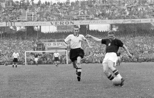 WM Finale 1954 in Bern - BR Deutschland - Ungarn 3:2 - Ferenc Puskas (Ungarn, re.) gegen Horst Eckel (BRD)