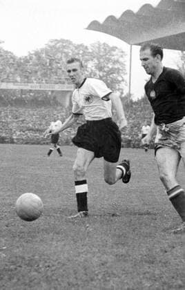 WM Finale 1954 in Bern - BR Deutschland - Ungarn 3:2 - Horst Eckel (BRD, li.) gegen Nandor Hidegkuti (Ungarn)
