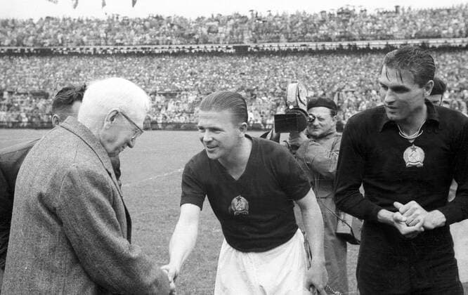 WM Finale 1954 in Bern - FIFA Präsident Jules Rimet (FRA, li.) begrüsst Kapitän Ferenc Puskas (Mitte) und Torwart Gyula Grosics (beide Ungarn)