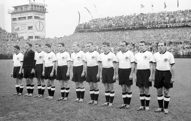 WM Finale 1954 in Bern - Mannschaftsvorstellung BR Deutschland, v.li.: Kapitän Fritz Walter, Torwart Toni Turek, Horst Eckel, Helmut Rahn, Ottmar Walter, Werner Liebrich, Josef Posipal, Hans Schäfer, Werner Kohlmeyer, Karl Mai und Max Morlock