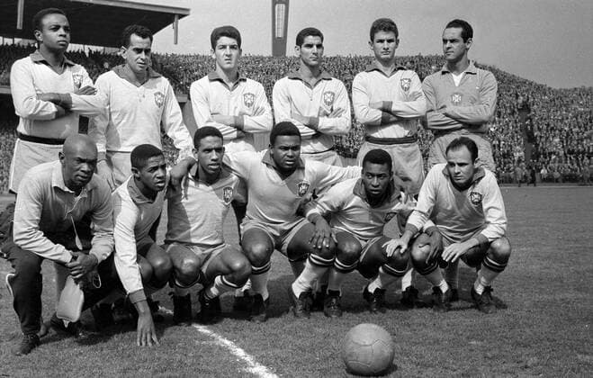 Länderspiel in Hamburg - Mannschaftsbild Brasilien, hi.v.li.: Lima, Zito, Eduardo, Rildo, Diaz, Torwart Gilmar; vorn: Masseur Mario Americo, Dorval, Mengalvio, Coutinho, Pele, Pepe