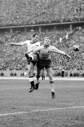 WM Qualifikation in Berlin - BR Deutschland - Schweden 1:1 - Uwe Seeler (BRD, li.) gegen Orvar Bergmark (Schweden)