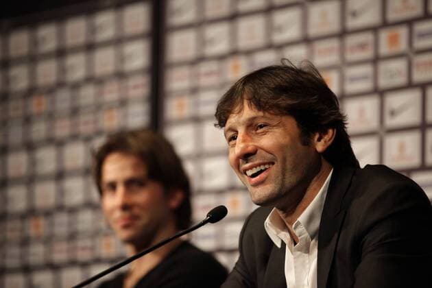 Maxwell - Leonardo (manager du PSG) Football : Maxwell nouvelle recrue du Paris Saint Germain - Conference de presse - 12.01.2012 MarineAndrieux Panoramic 