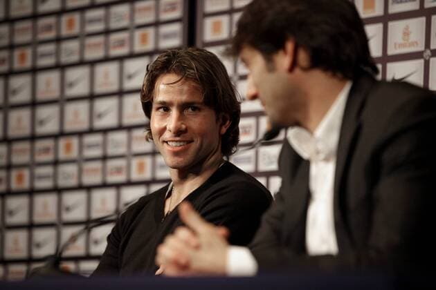 Maxwell - Leonardo (manager du PSG) Football : Maxwell nouvelle recrue du Paris Saint Germain - Conference de presse - 12.01.2012 MarineAndrieux Panoramic 