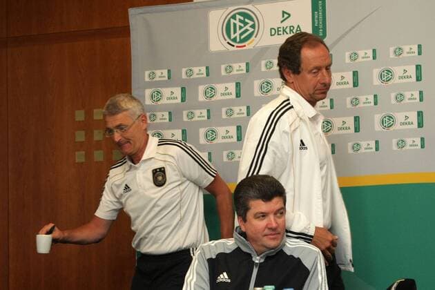 14.01.2012, Pressekonferenz im Rahmen der Halbzeit-Tagung der DFB-Schiedsrichter. Herbert Fandel (Vorsitzender der DFB-Schiedsrichter-Kommission, vorne), links Lutz Michael Fröhlich (Abteilungsleiter Schiedsrichter DFB-Zentralverwaltung), rechtsHelmut Krug (Schiedsrichter-Kommission).