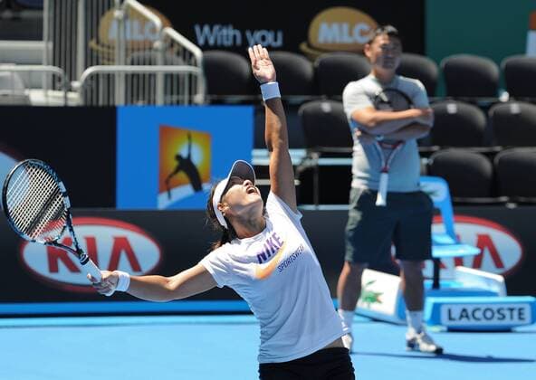 (120115) -- MELBOURNE, Jan. 15, 2012 (Xinhua)-- Li Na of China plays during a training session in Melbourne, Australia on Jan 15, 2012. (Xinhua Bai Xue)(ldj) AUSTRALIA-MELBOURNE-TENNIS-LI NA 