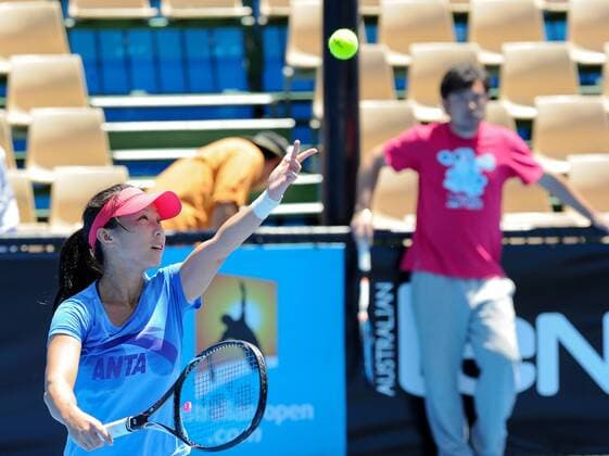 (120115) -- MELBOURNE, Jan. 15, 2012 (Xinhua) -- Zheng Jie (L) of China serves while her husband and coach Zhang Yu instructs during the training session before the Australian Open Tennis tournament in Melbourne, Australia, on Jan. 15, 2012. (Xinhua Bai Xue) AUSTRALIA-MELBOURNE-TENNIS-AUSTRALIAN OPEN-TRAINING-ZHENG JIE 