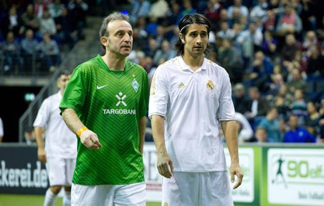 Frank Ordenewitz (li., SV Werder Bremen) und Ruben de la Red (Real Madrid) - FlexStrom Cup 2012 in der Max Schmeling Halle Berlin - Aktion,14.12.2011,Deutschland,Fußball,Mann,Männer
