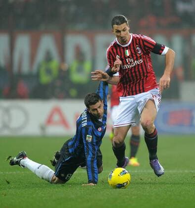 FUSSBALL INTERNATIONAL SERIE A SAISON 2011 2012 15.01.2011 AC Mailand - Inter Mailand Zlatan Ibrahimovic (re, AC Mailand) gegen Thiago Motta (Inter Mailand) 