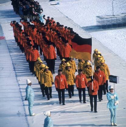 Eröffnungsfeier der Olympischen Winterspiele 1972 in Sapporo: Einmarsch der Delegation BR Deutschland mit Fahnenträger Walter Demel