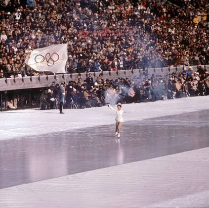 Eröffnungsfeier der Olympischen Winterspiele 1972 in Sapporo: Eisläuferin bringt die Olympische Fackel ins Stadion
