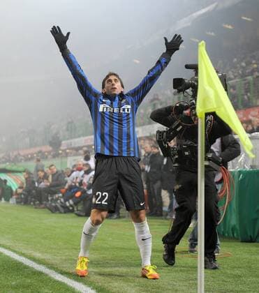 FUSSBALL INTERNATIONAL SERIE A SAISON 2011 2012 18.Spieltag AC Mailand - Inter Mailand 15.01.2011 Torschütze zum Siegtor zum 0-1: Diego Milito (Mitte, Inter Mailand) 