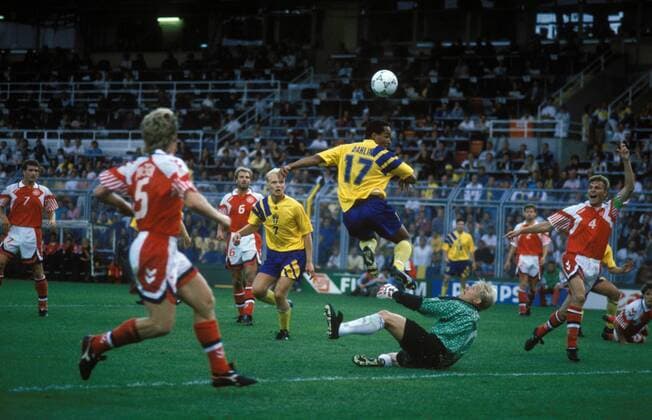 Martin Dahlin (Schweden, 17.) gegen Torwart Peter Schmeichel, re. Lars Olsen (beide Dänemark)
