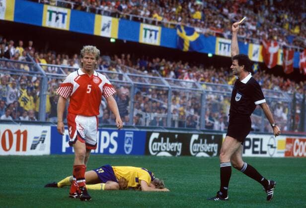 Henrik Andersen (Dänemark) bekommt nach einem Foul an Tomas Brolin (Schweden) von Schiedsrichter Aron Schmidhuber (Deutschland) die gelbe Karte