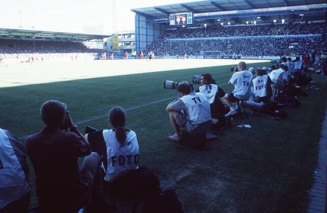 Fußball, Stadiongeschichte Arminia Bielefeld Fotografen im Bielefelder Fußballstadion Alm 05 00 thg Außenaufnahme draußen Außenansicht Sportplatz Fußballplatz Platz Stadion Alm Fußball Fotografen bei einem Spiel Fußballspiel Fotografie Kameramänner Kameraleute am Spielfeldrand Rand Spielfeld Menschen Spieler Fußballspieler Fans quer