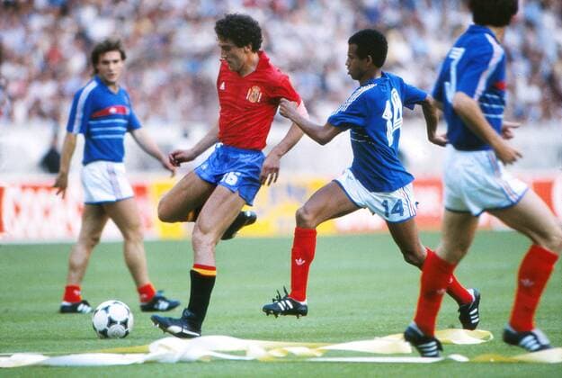 Fußball, EM Finale 1984 in Paris, Frankreich - Spanien Lopez Alfaro - Spain and Jean Tigana (France) - France vs. Spain - The European Championships Final 1984. Paris, France 27 06 84. 