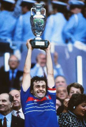 Fußball, EM Finale 1984 in Paris, Frankreich - Spanien Michel Platini (France captain) lifts the trophy. - France vs. Spain - The European Championships Final 1984. Paris, France 27 06 84. 