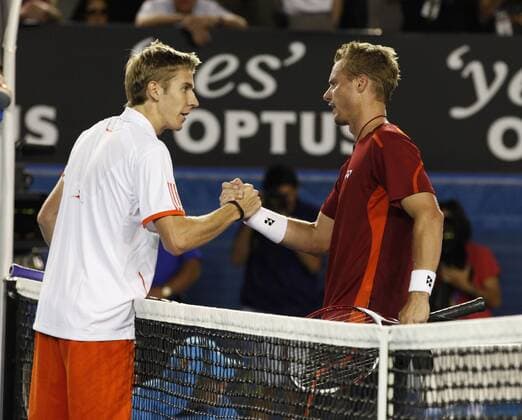 Australian Open 2012, Melbourne Park,ITF Grand Slam Tennis Tournament,Cedrik-Marcel Stebe (GER) gratuliert dem Sieger Lleyton Hewitt (AUS) am Netz,Einzelbild,Halbkoerper,Querformat,