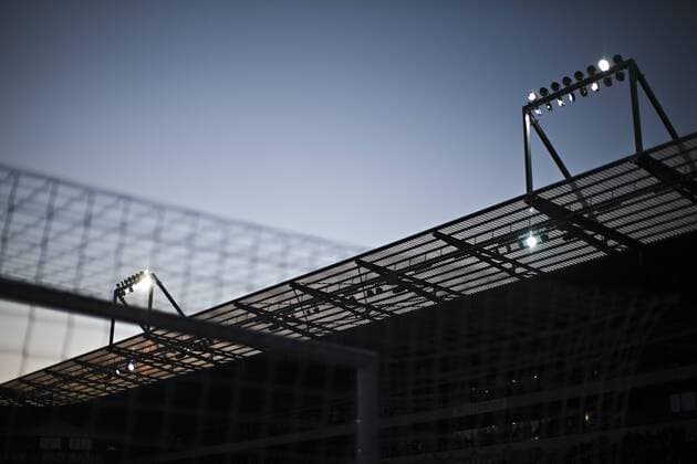 Fußball, Stadiongeschichte FC St. Pauli Flutlicht auf dem Dach der Haupttribüne des Millerntor Stadion, Heimspielstätte FC St. Pauli - - Saison 2011 2012
