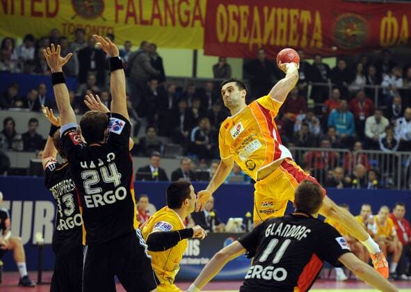 Nis, Serbien, Sportski Centar Cair 17.1.2012 Handball, Europa-Meisterschaft 2012, Männer Deutschland vs Mazedonien Die Entscheidung in den Schusssekunden, Lattentreffer von Kiril LAZAROV, MKD und Michael HAAß HAASS, GER sicher den Ball bis zum Abpfiff.