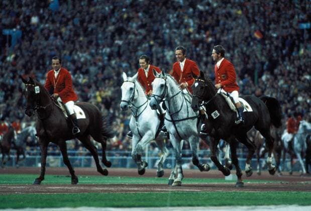 Olympiasieger BR Deutschland, v.li.: Hans Günter Winkler auf Torphy, Gert Wiltfang auf Askan, Fritz Ligges auf Robin, Hartwig Steenken auf Simona - Ehrenrunde nach dem Sieg im Preis der Nationen der Spiele 1972 in München
