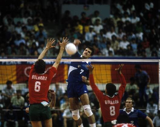 Olympische Spiele 1988 in Seoul: Volleyball Länderspiel UdSSR gegen Bulgarien - Raimond Vilde UdSSR, Mitte) gegen Dimo Tonev (li.) und Plamen Hristov (beide Bulgarien)