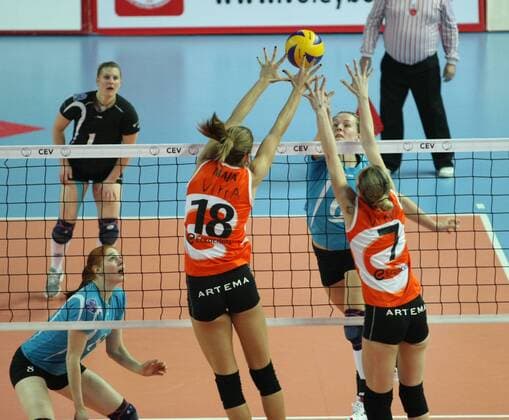 Women champions league group A volleyball match between Eczacibasi Vitra (orange) and SC Schweriner ( blue) at Burhan Felek Hall in Istanbul. 17.01.2012 Scored: Eczacibasi Vitra 3 - SC Schweriner 2 1. set 29-31 2. set 25-20 3. set 25 21 4. set 22-25 5. set 15-12 Pictured: Julia Retzlaff (6) of SC Schweriner. 