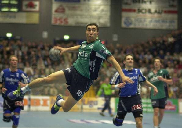 Talant Duschebajew (Handball-Spieler) 05 01 teu Mann Handball Handballer Sportler Spieler Bundesliga Spanien sportlich Trikot Turnschuhe Spielfeld Halle Spiel Match Ball Szene Spielszene Angriff springend Wurf Schuss Aktion Steueraffäre Steuern Verdacht Steuerhinterziehung e-Mail WB Auftrag