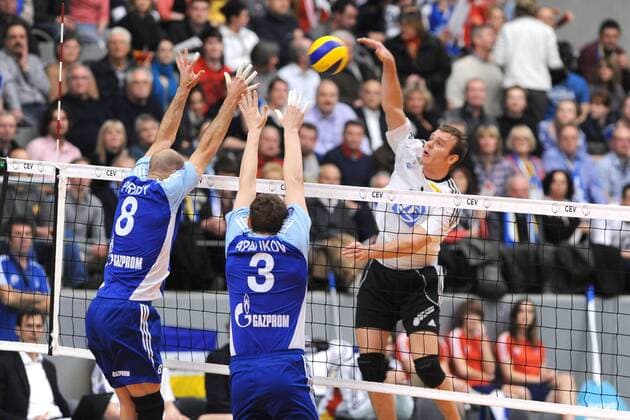 Rechts Oliver VENNO (VfB Friedrichshafen), links Reid PRIDDY (Zenit Kazan RUS) und Nikolay APALIKOV (Zenit Kazan RUS). Action,Aktion Volleyball, 1. Bundesliga, Maenner, 2012 CEV Volleyball Champions League, VfB Friedrichshafen - Zenit Kazan (RUS), 18.01.2012