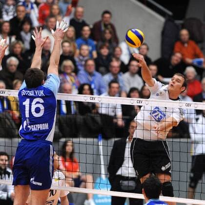 Links Alexander GUTSALYUK (Zenit Kazan RUS), rechts Oliver VENNO (VfB Friedrichshafen). Action,Aktion Volleyball, 1. Bundesliga, Maenner, 2012 CEV Volleyball Champions League, VfB Friedrichshafen - Zenit Kazan (RUS), 18.01.2012