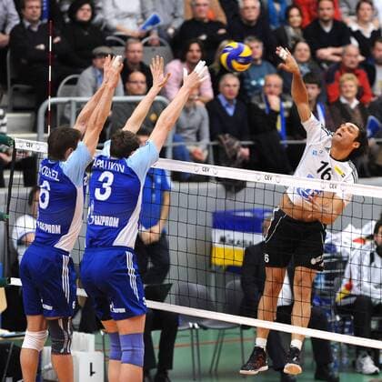 vlnr: Eugeniy SIVOZHELEZ (Zenit Kazan RUS), Nikolay APALIKOV (Zenit Kazan RUS) und Idner LIMA MARTINS, IDI (VfB Friedrichshafen). Action,Aktion Volleyball, 1. Bundesliga, Maenner, 2012 CEV Volleyball Champions League, VfB Friedrichshafen - Zenit Kazan (RUS), 18.01.2012