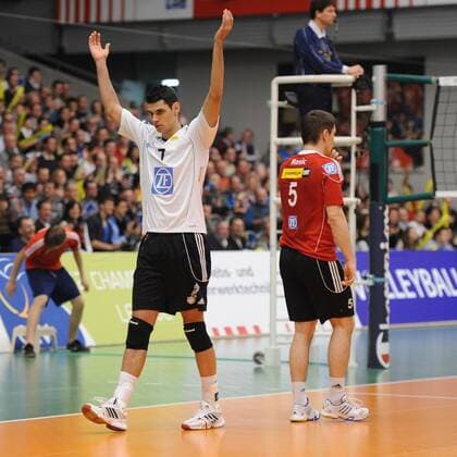 Milos VEMIC (VfB Friedrichshafen) fordert Unterstützung vom Publikum in der ZF-Arena. Action,Aktion Volleyball, 1. Bundesliga, Maenner, 2012 CEV Volleyball Champions League, VfB Friedrichshafen - Zenit Kazan (RUS), 18.01.2012
