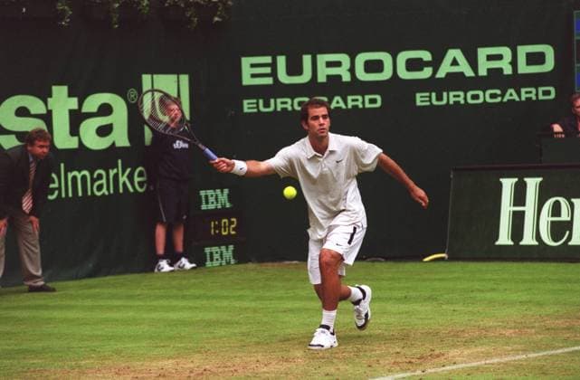 Pete Sampras (Tennisspieler) 06 02 thg Mann Amerikaner Amerika USA Tennisspieler Spieler Sportler Tennis Tennissport dunkelhaarig leger sportlich T-Shirt Poloshirt weiß Sportzeug Sportbekleidung Turnzeug Tennisdress Tenniszeug kurze Hose Turnhose Sporthose kurz weiß stehend gehend laufend draußen Platz Tennisplatz Sportplatz Court ganz quer Schläger haltend Tennisschläger spielend tennisspielend Gerry Weber Open am 11.06.2002 in Halle (Westfalen) GWO