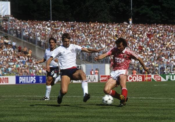 Euro 1988 in Frankfurt am Main - UDSSR - England 3:1 - Oleg Protasov (UDSSR, re.) gegen Tony Adams (Mitte) und Kenny Sansom (beide England)