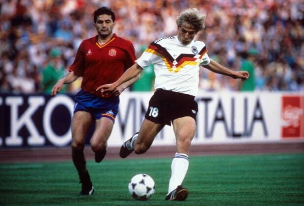 BR Deutschland - Spanien 2:0 - Jürgen Klinsmann (BRD, re.) gegen Rafael Gordillo (Spanien)