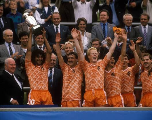 Niederlande ist Europameister 1988, v.li.: UEFA Präsident Jacques Georges (FRA), Ruud Gullit (NED), Bundeskanzler Helmut Kohl (BRD), Berry van Aerle, Ronald Koeman, Gerald Vanenburg, Arnold Muhren und Jan Wouters (alle NED)