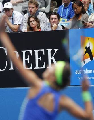 Australian Open 2012, Melbourne Park, ITF Grand Slam Tennis Tournament, Amelie Mauresmo (FRA) und Trainer, Coach Sam Sumyk sitzen auf der Tribüne und beobachten Victoria Azarenka (BLR), Querformat,