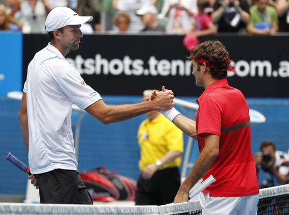 Australian Open 2012, Melbourne Park, ITF Grand Slam Tennis Tournament, L-R. Ivo Karlovic (CRO) gratuliert dem Sieger Roger Federer (SUI) am Netz, Halbkörper, Querformat,