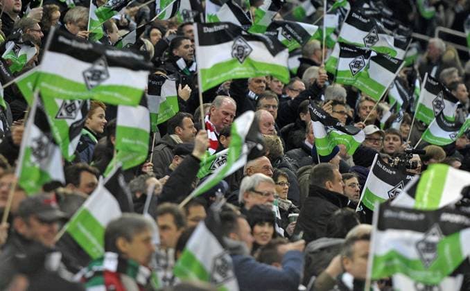 20.01.2012, Fussball 1.Bundesliga 2011 2012, 18.Spieltag, Borussia Mönchengladbach vs. FC Bayern München, im Stadion Borussia-Park Mönchengladbach. Inmitten lauter Borussia Fahnen. Präsident Uli Hoeneß (München) und Vorstandsvorsitzender Karl-Heinz Rummenigge (München)