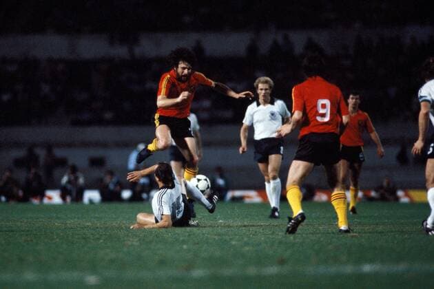 EM Finale 1980 in Rom - BR Deutschland - Belgien 2:1 - Eric Gerets (Belgien, obenauf) gegen Ulrich Stielike (BRD), dahinter Karl Heinz Rummenigge (BRD, Mitte)