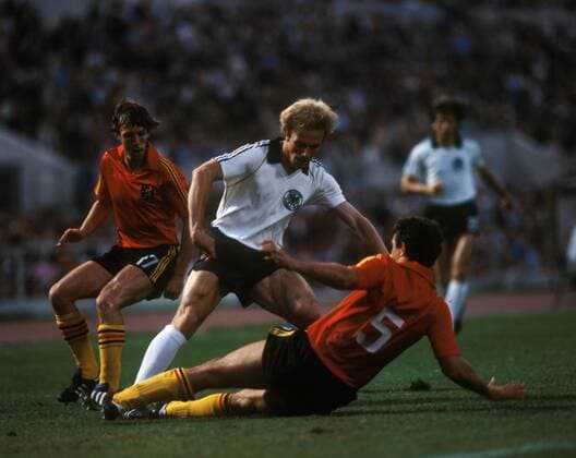EM Finale 1980 in Rom - BR Deutschland - Belgien 2:1 - Karl Heinz Rummenigge (BRD, Mitte) gegen Michel Renquin (re.) und Raymond Mommens (beide Belgien)